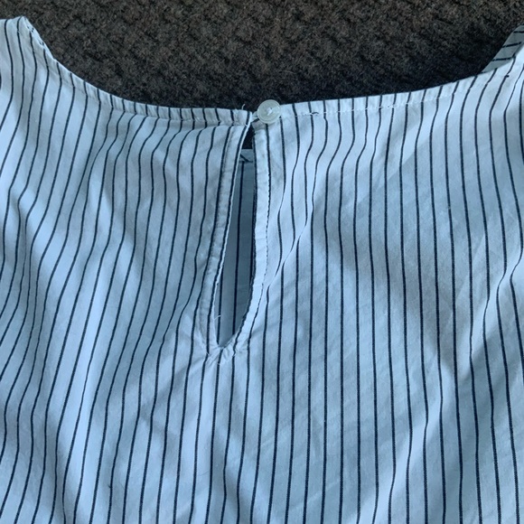 Short leave blouse, white with thin vertical black striping - Picture 5 of 6